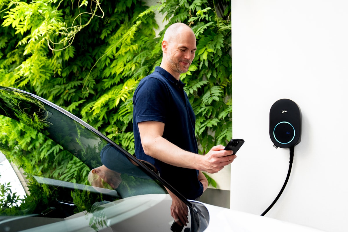 Elektrische auto bij laadstation
